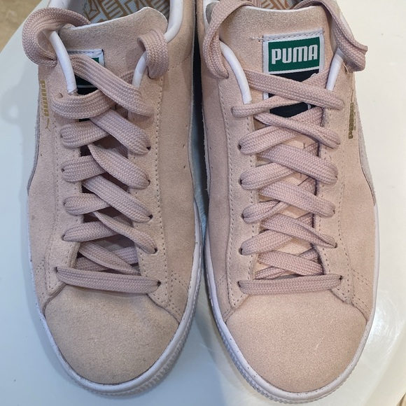 Puma  Suede Classic XXI sneakerin a light pink/peach color. - Picture 6 of 13